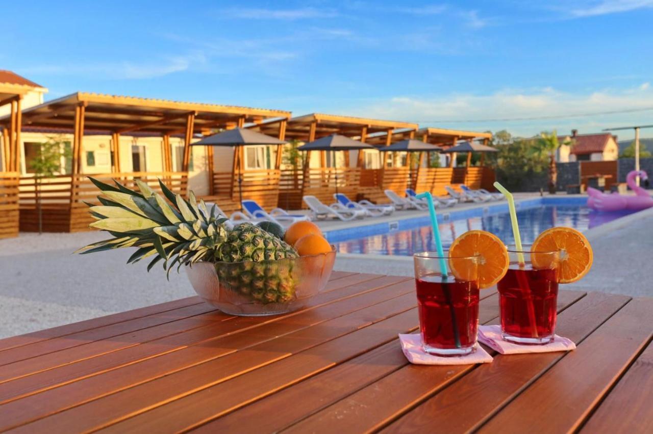 Poolside Mobile Home Turanj Exteriör bild